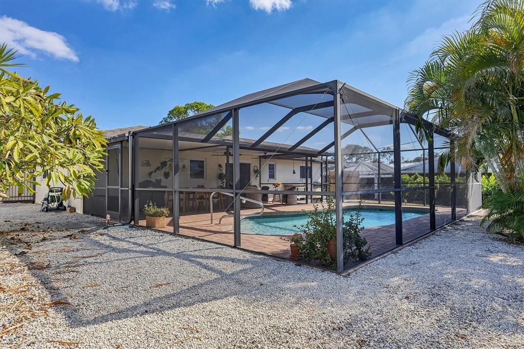 Active With Contract: $330,000 (2 beds, 2 baths, 976 Square Feet)