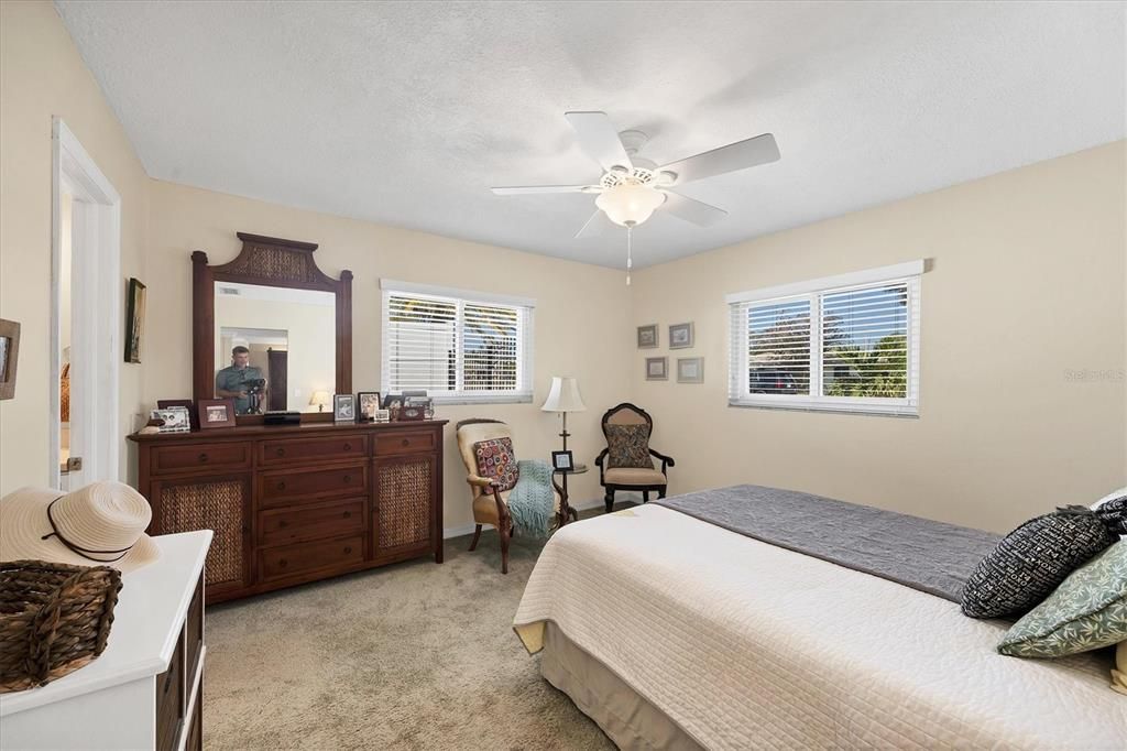 Active With Contract: $330,000 (2 beds, 2 baths, 976 Square Feet)