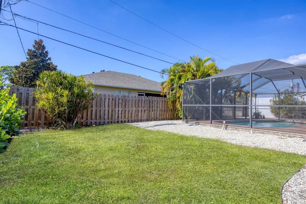 Active With Contract: $330,000 (2 beds, 2 baths, 976 Square Feet)