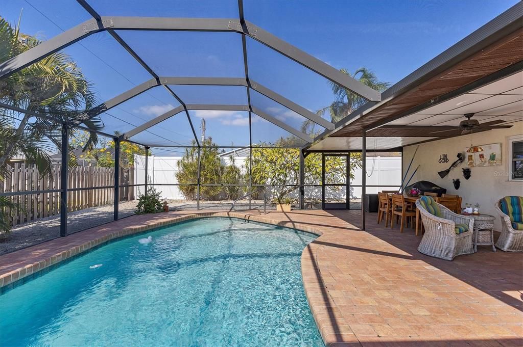 Active With Contract: $330,000 (2 beds, 2 baths, 976 Square Feet)