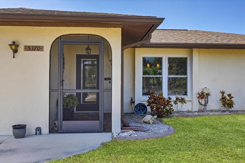 Active With Contract: $330,000 (2 beds, 2 baths, 976 Square Feet)