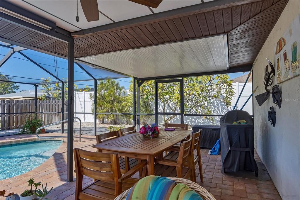 Active With Contract: $330,000 (2 beds, 2 baths, 976 Square Feet)