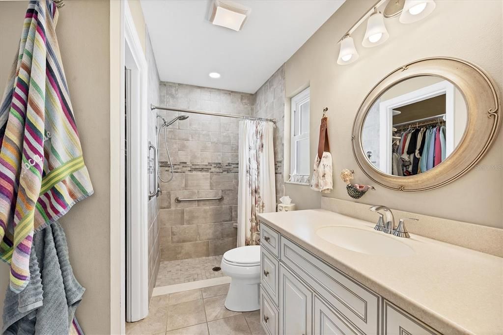 Active With Contract: $330,000 (2 beds, 2 baths, 976 Square Feet)