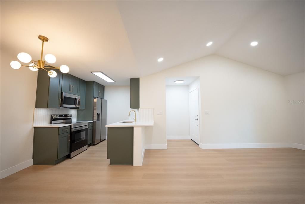 合同活跃: $139,900 (1 贝兹, 1 浴室, 742 平方英尺)