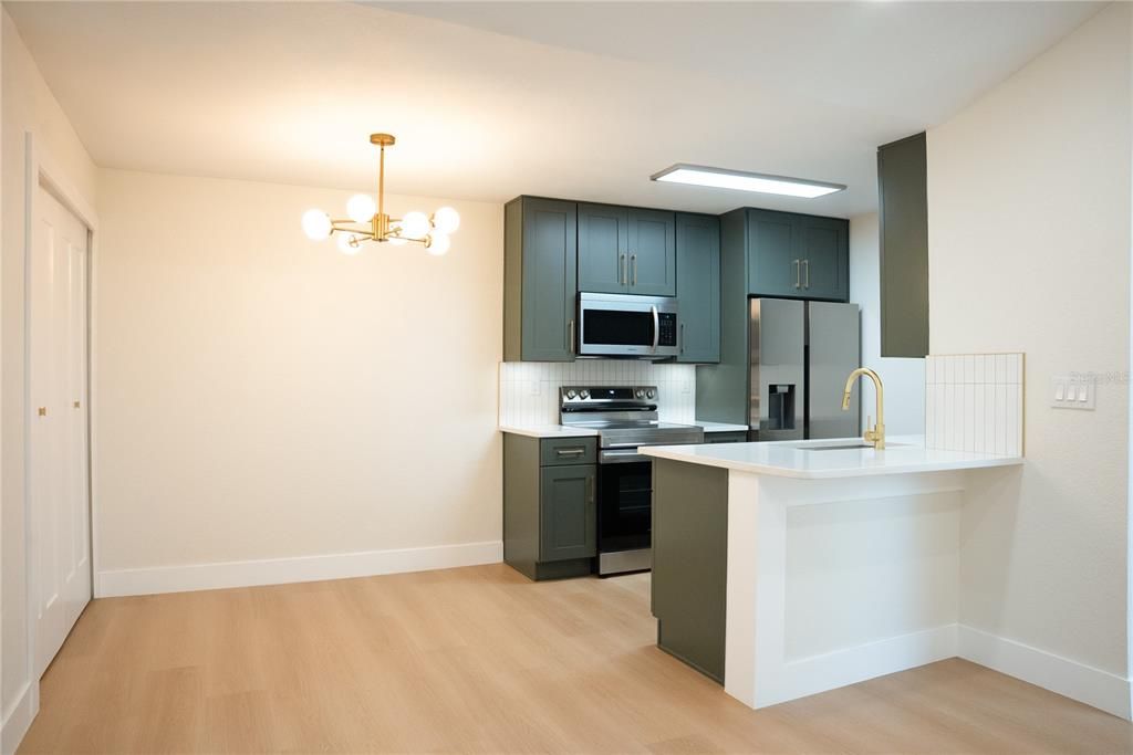 合同活跃: $139,900 (1 贝兹, 1 浴室, 742 平方英尺)