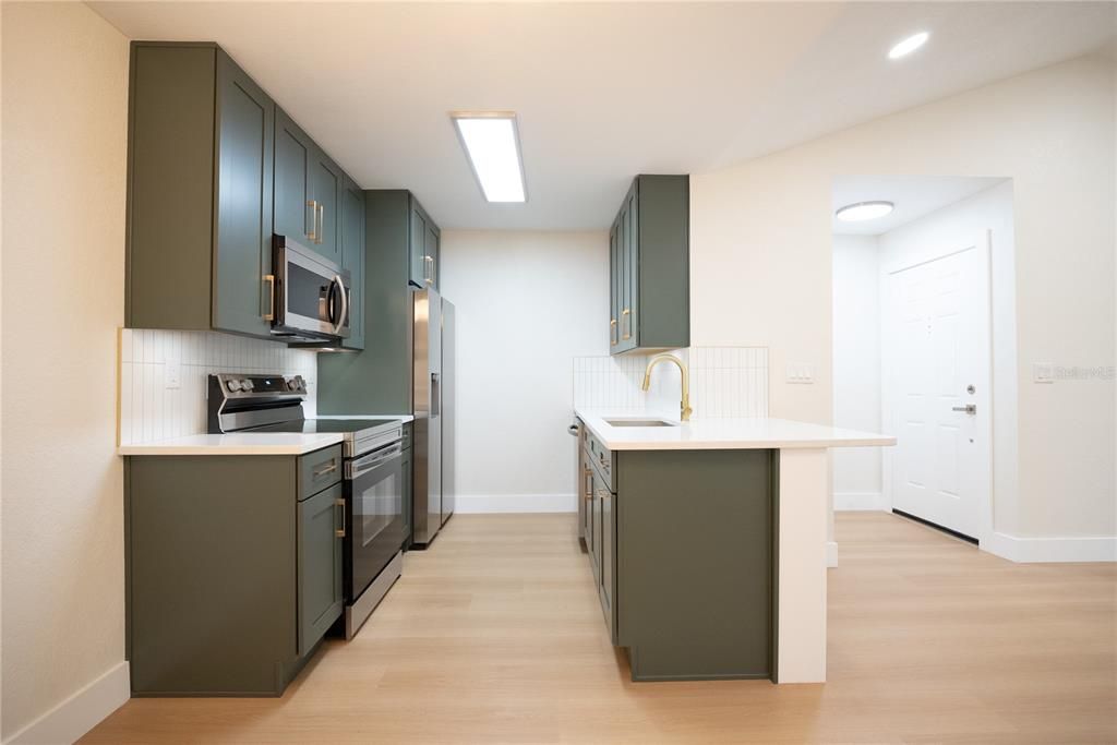 合同活跃: $139,900 (1 贝兹, 1 浴室, 742 平方英尺)