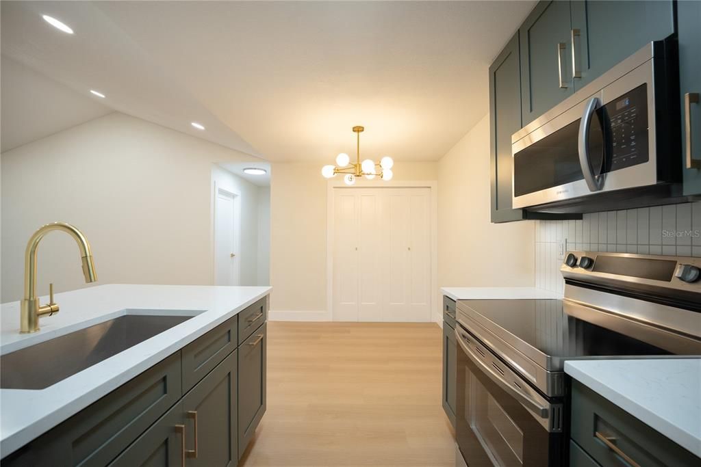 合同活跃: $139,900 (1 贝兹, 1 浴室, 742 平方英尺)