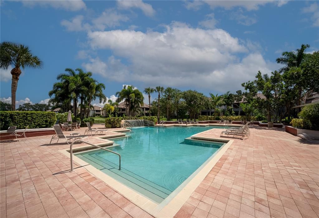 合同活跃: $139,900 (1 贝兹, 1 浴室, 742 平方英尺)