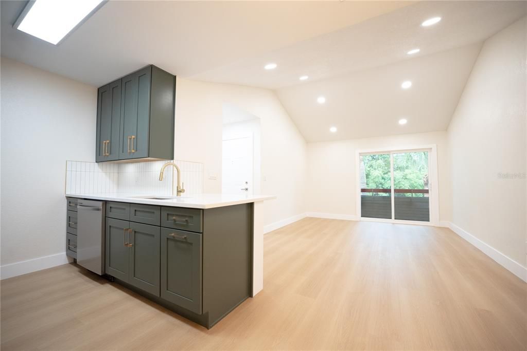 合同活跃: $139,900 (1 贝兹, 1 浴室, 742 平方英尺)