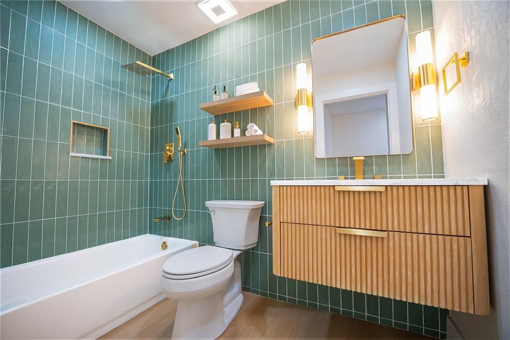 合同活跃: $139,900 (1 贝兹, 1 浴室, 742 平方英尺)