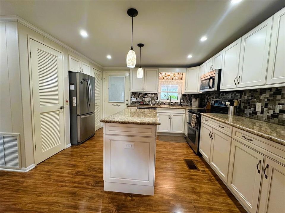 合同活跃: $169,900 (2 贝兹, 2 浴室, 1380 平方英尺)