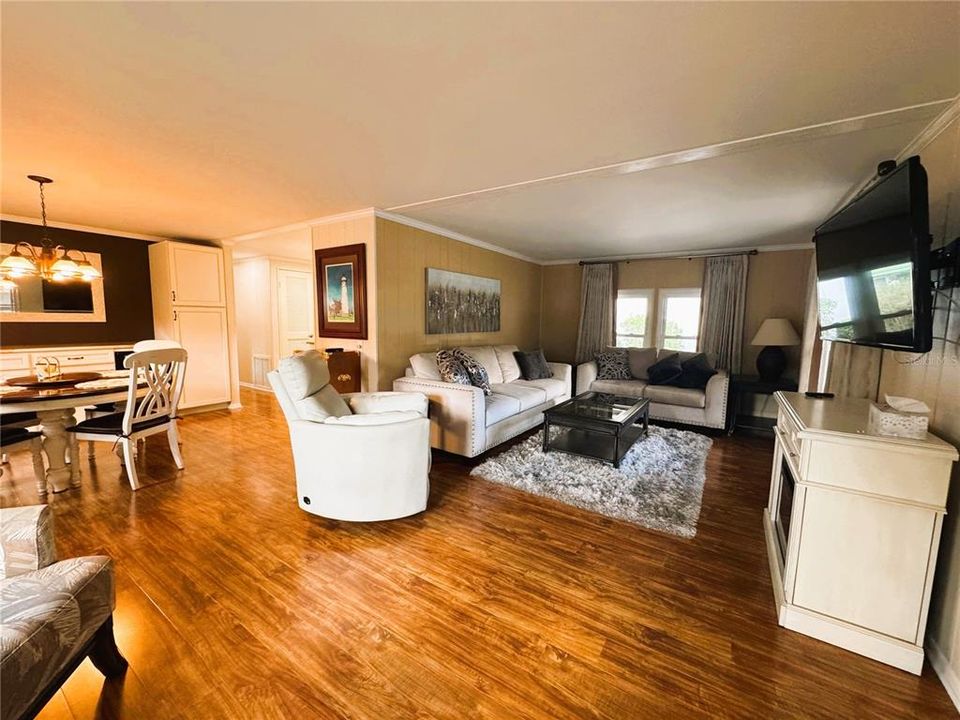 合同活跃: $169,900 (2 贝兹, 2 浴室, 1380 平方英尺)