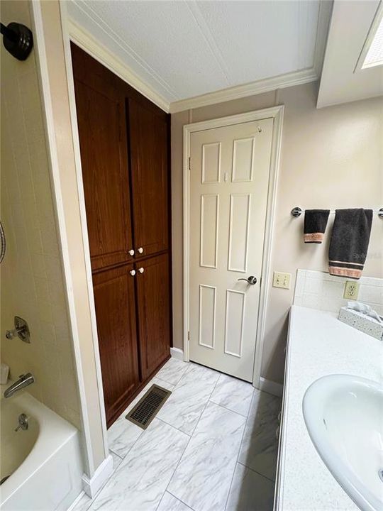 合同活跃: $169,900 (2 贝兹, 2 浴室, 1380 平方英尺)