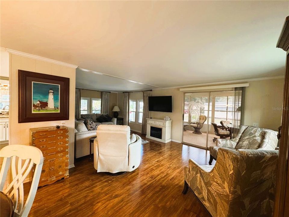 合同活跃: $169,900 (2 贝兹, 2 浴室, 1380 平方英尺)