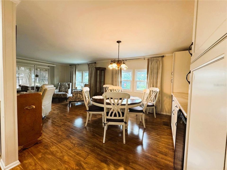 合同活跃: $169,900 (2 贝兹, 2 浴室, 1380 平方英尺)