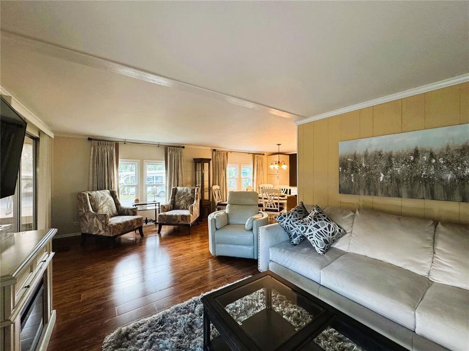 合同活跃: $169,900 (2 贝兹, 2 浴室, 1380 平方英尺)