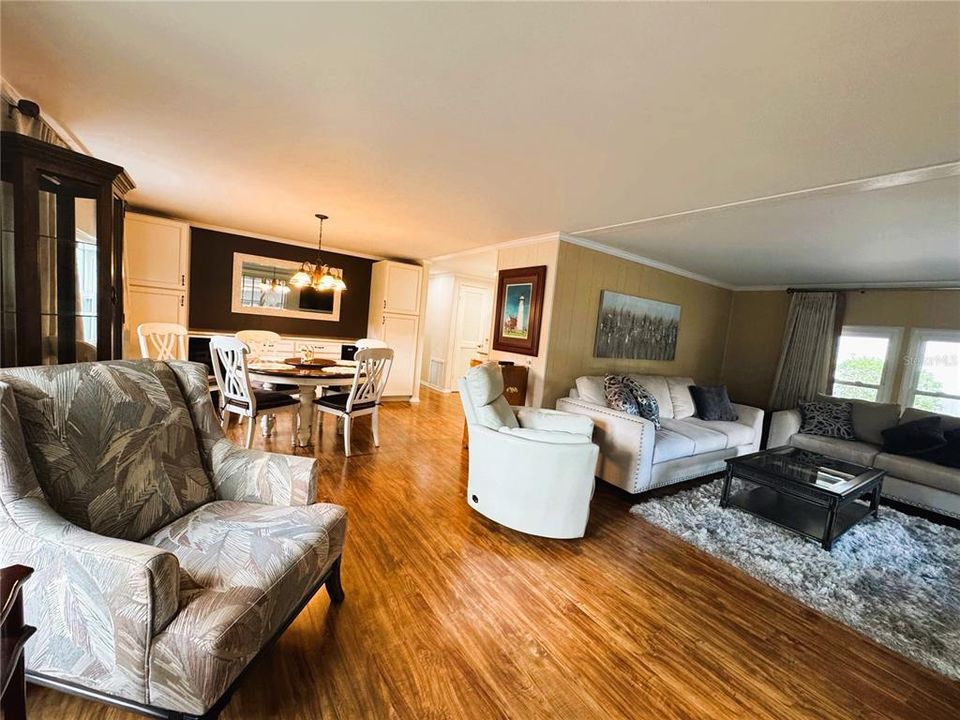 合同活跃: $169,900 (2 贝兹, 2 浴室, 1380 平方英尺)