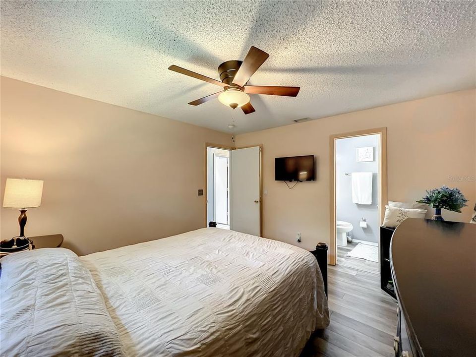 Active With Contract: $252,624 (3 beds, 2 baths, 1088 Square Feet)