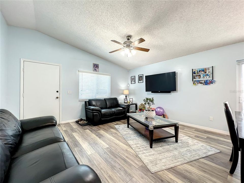 Active With Contract: $252,624 (3 beds, 2 baths, 1088 Square Feet)