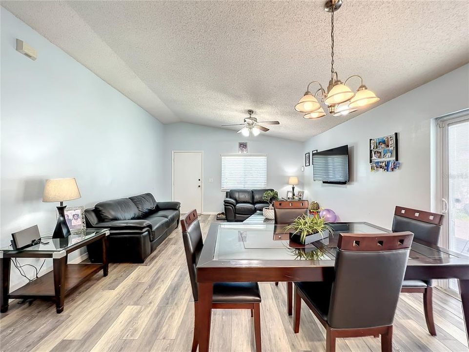 Active With Contract: $252,624 (3 beds, 2 baths, 1088 Square Feet)