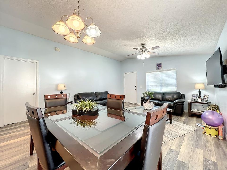 Active With Contract: $252,624 (3 beds, 2 baths, 1088 Square Feet)