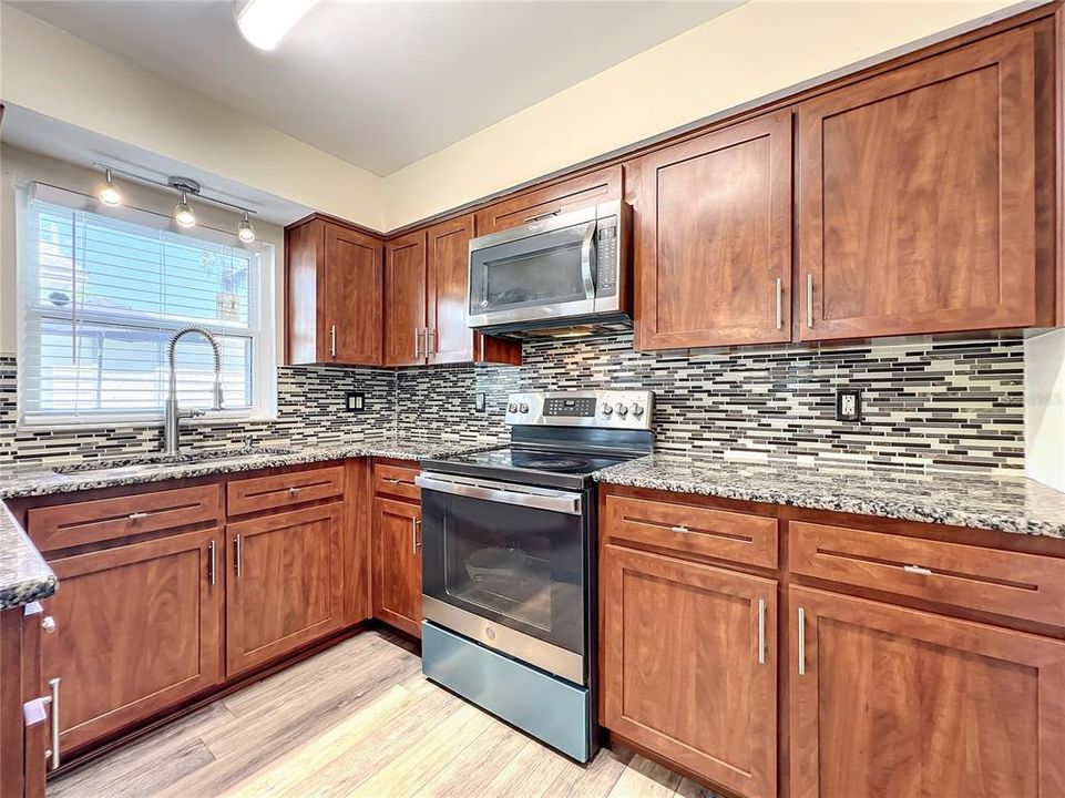 Active With Contract: $252,624 (3 beds, 2 baths, 1088 Square Feet)