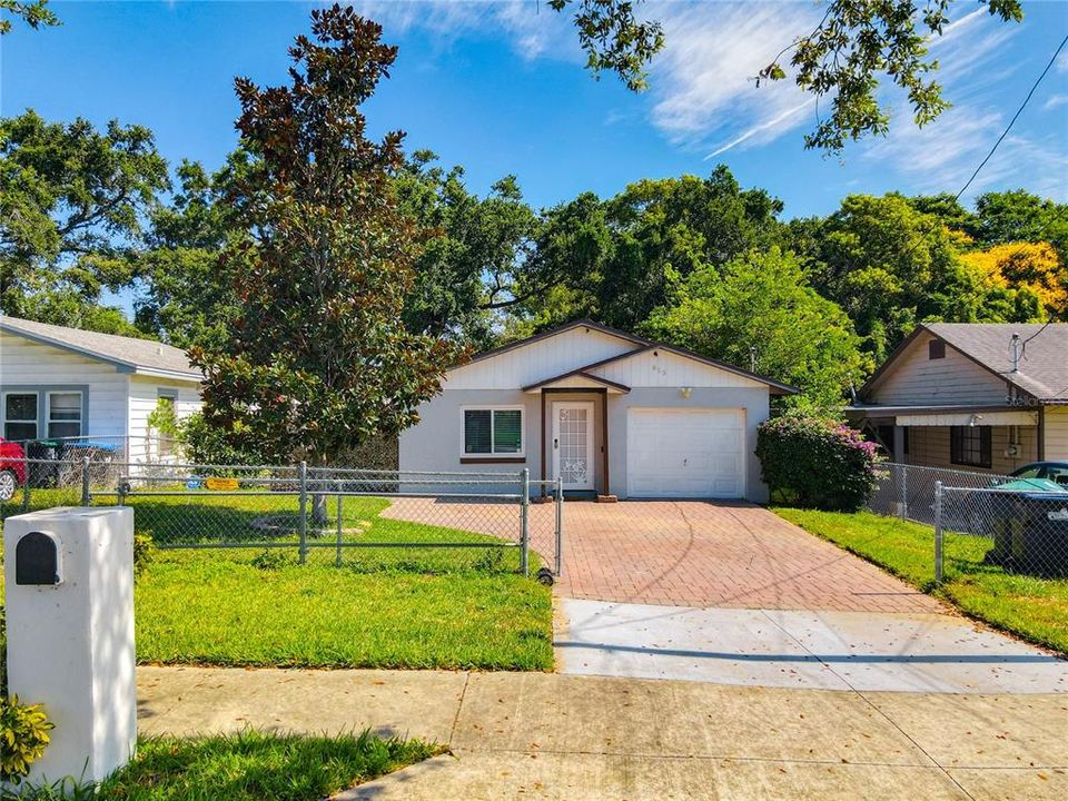 Active With Contract: $252,624 (3 beds, 2 baths, 1088 Square Feet)