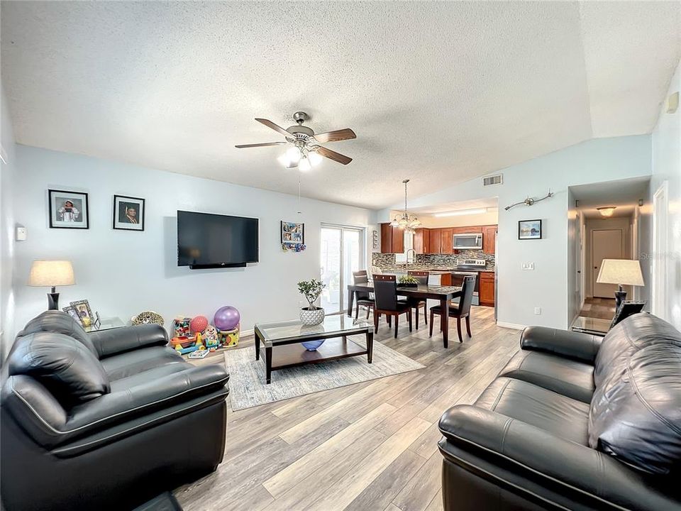 Active With Contract: $252,624 (3 beds, 2 baths, 1088 Square Feet)