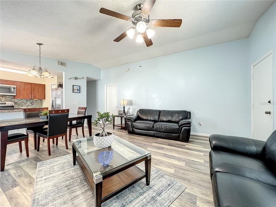 Active With Contract: $252,624 (3 beds, 2 baths, 1088 Square Feet)