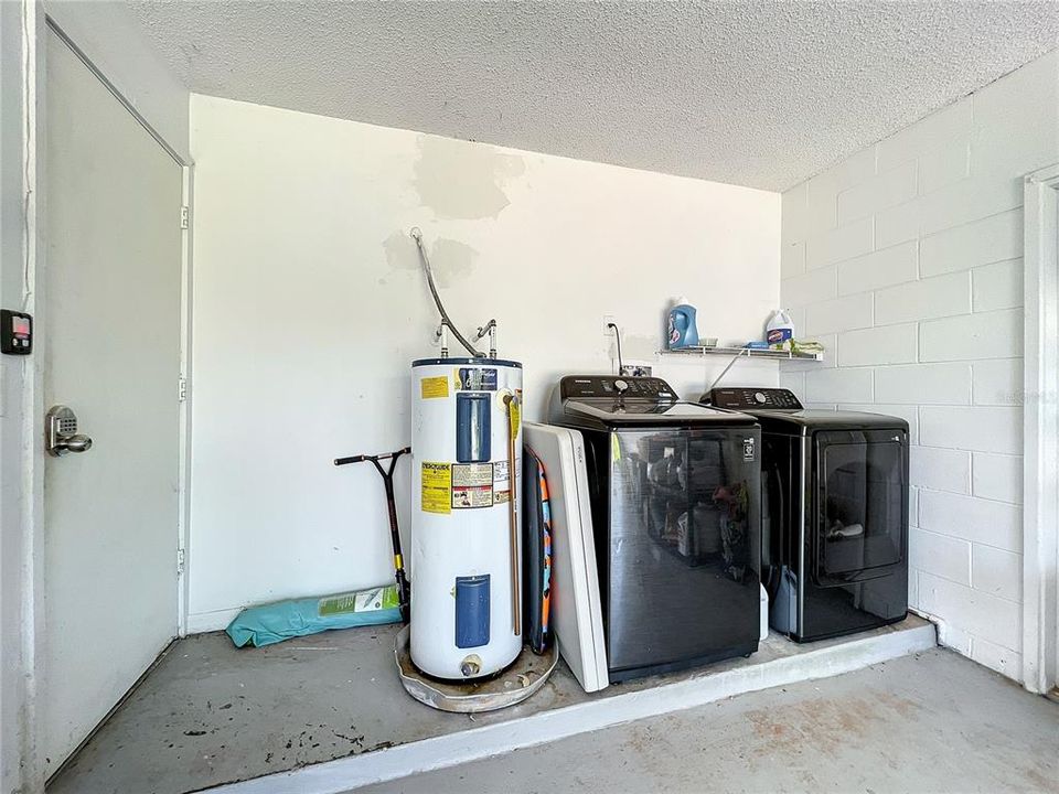 Active With Contract: $252,624 (3 beds, 2 baths, 1088 Square Feet)