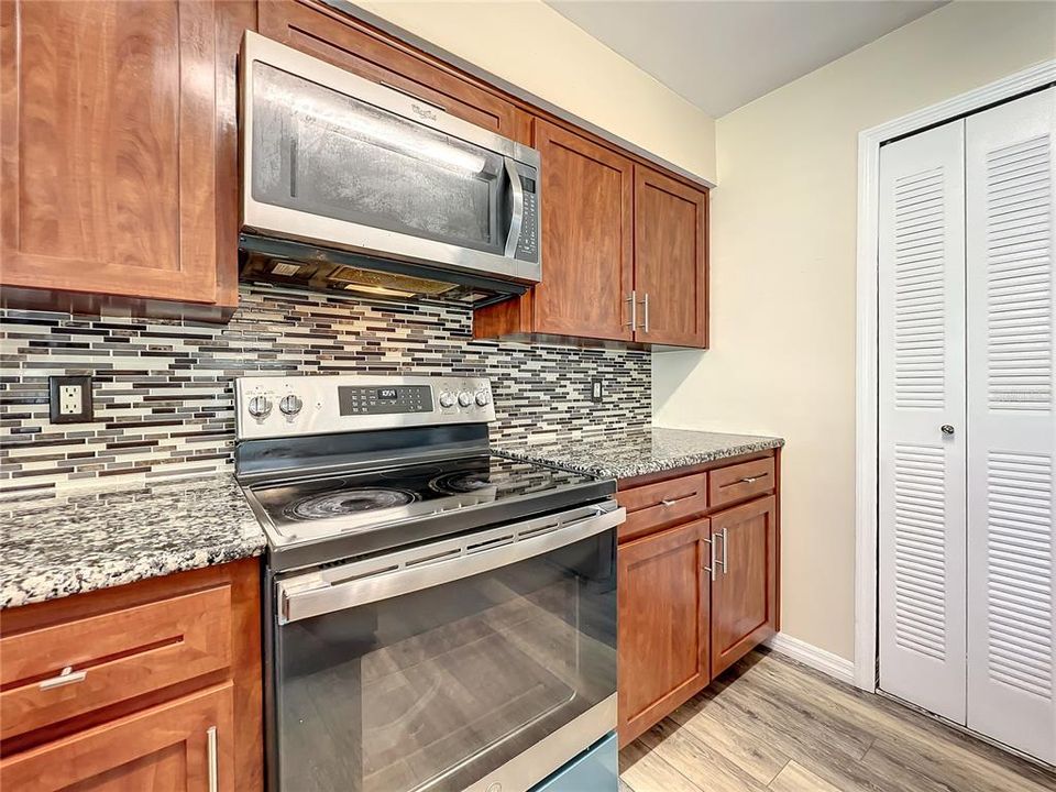 Active With Contract: $252,624 (3 beds, 2 baths, 1088 Square Feet)