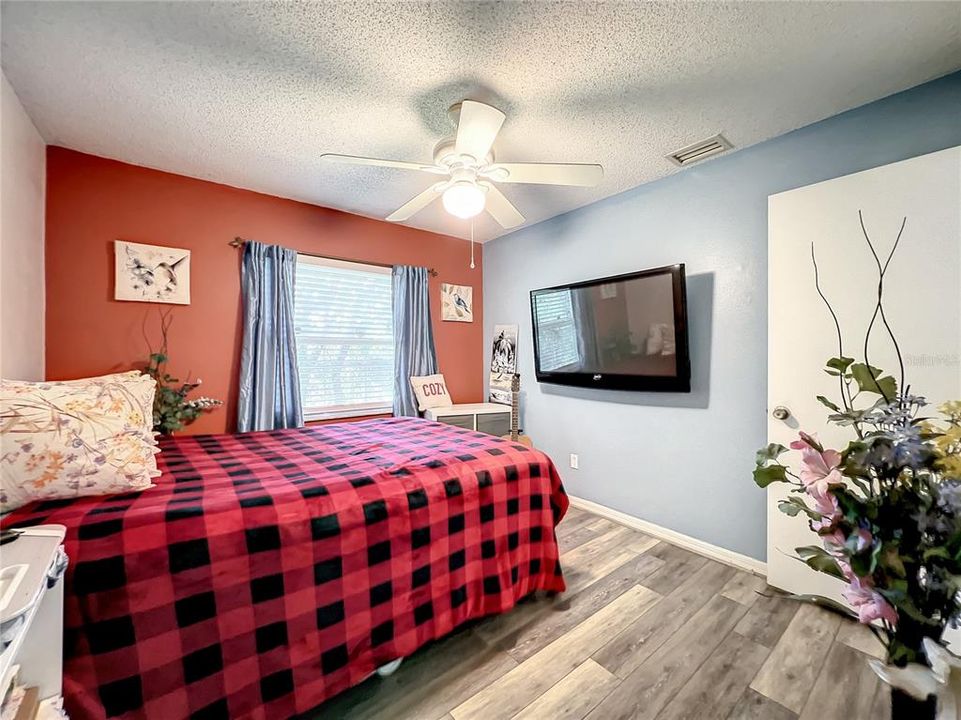 Active With Contract: $252,624 (3 beds, 2 baths, 1088 Square Feet)