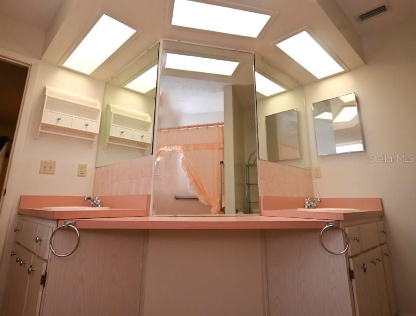 For Sale: $367,000 (2 beds, 2 baths, 1732 Square Feet)