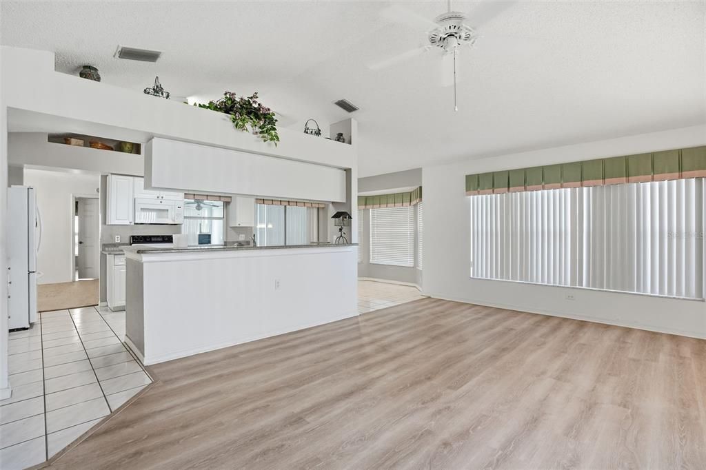 На продажу: $284,500 (2 спален, 2 ванн, 1788 Квадратных фут)