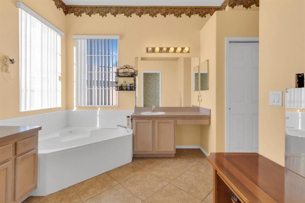 Под контрактом: $2,995 (4 спален, 2 ванн, 2095 Квадратных фут)