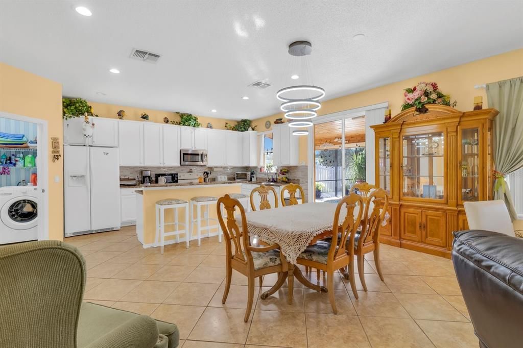 Под контрактом: $2,995 (4 спален, 2 ванн, 2095 Квадратных фут)