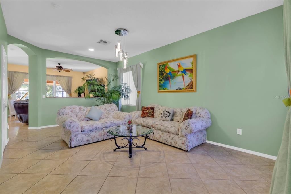 Под контрактом: $2,995 (4 спален, 2 ванн, 2095 Квадратных фут)