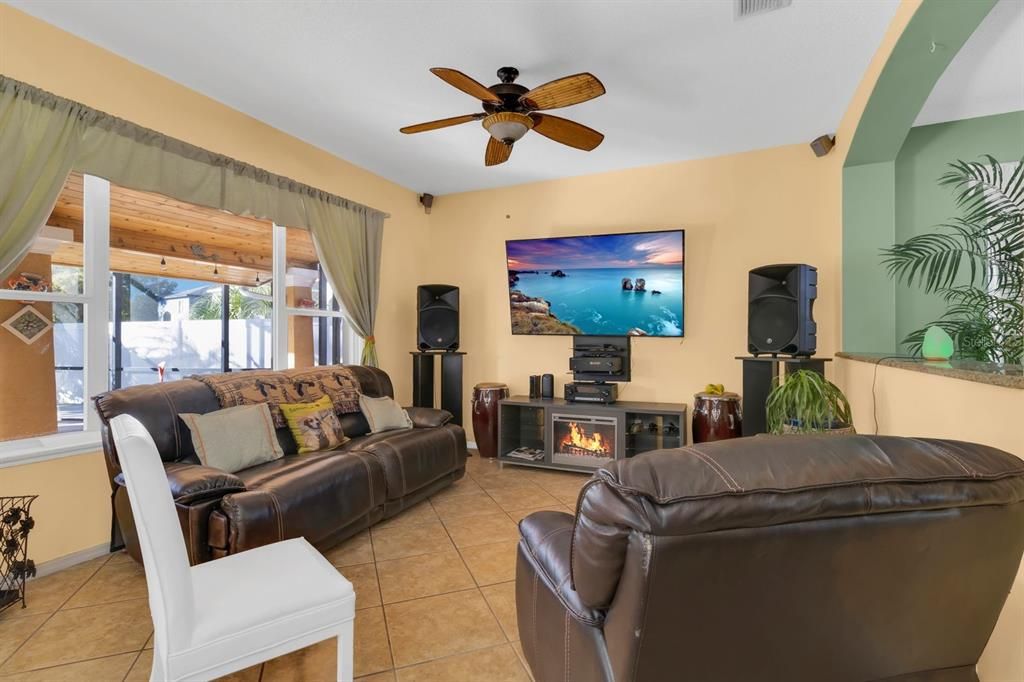 Под контрактом: $2,995 (4 спален, 2 ванн, 2095 Квадратных фут)