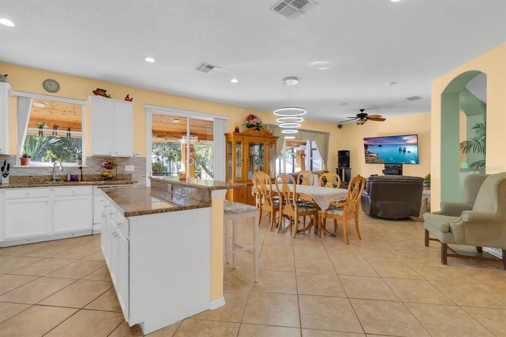 Под контрактом: $2,995 (4 спален, 2 ванн, 2095 Квадратных фут)