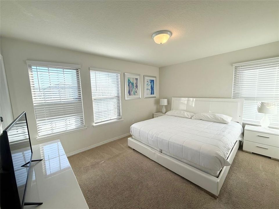 Под контрактом: $639,000 (9 спален, 6 ванн, 4391 Квадратных фут)