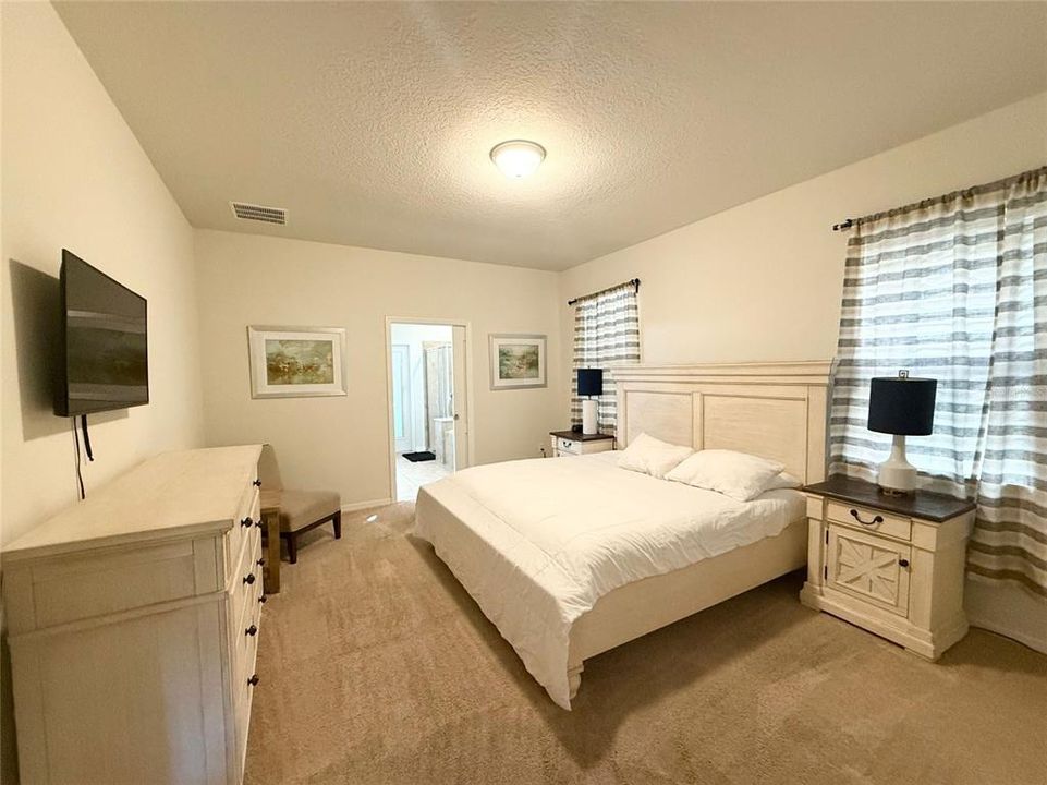 Под контрактом: $639,000 (9 спален, 6 ванн, 4391 Квадратных фут)