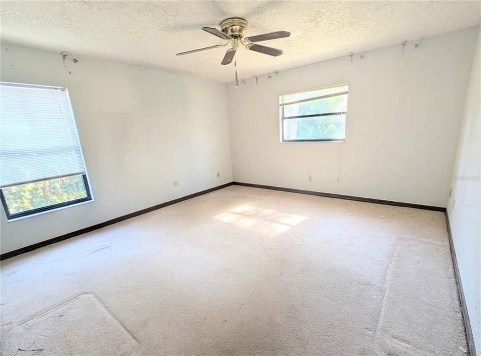 Active With Contract: $239,900 (2 beds, 2 baths, 1589 Square Feet)