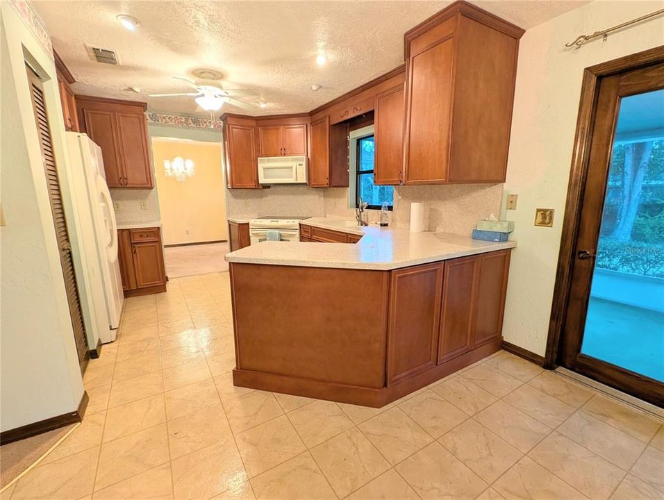 Active With Contract: $239,900 (2 beds, 2 baths, 1589 Square Feet)