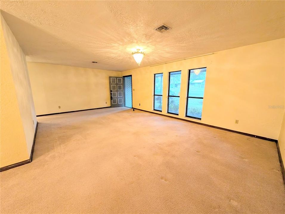 Active With Contract: $239,900 (2 beds, 2 baths, 1589 Square Feet)