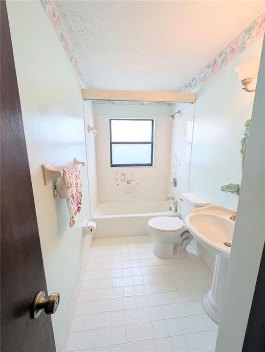 Active With Contract: $239,900 (2 beds, 2 baths, 1589 Square Feet)