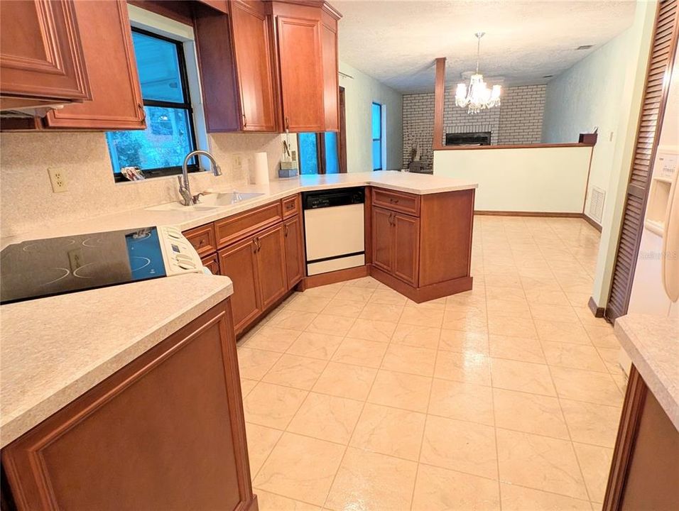 Active With Contract: $239,900 (2 beds, 2 baths, 1589 Square Feet)