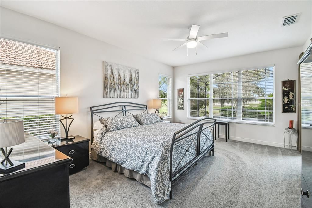 Под контрактом: $369,900 (3 спален, 2 ванн, 2141 Квадратных фут)