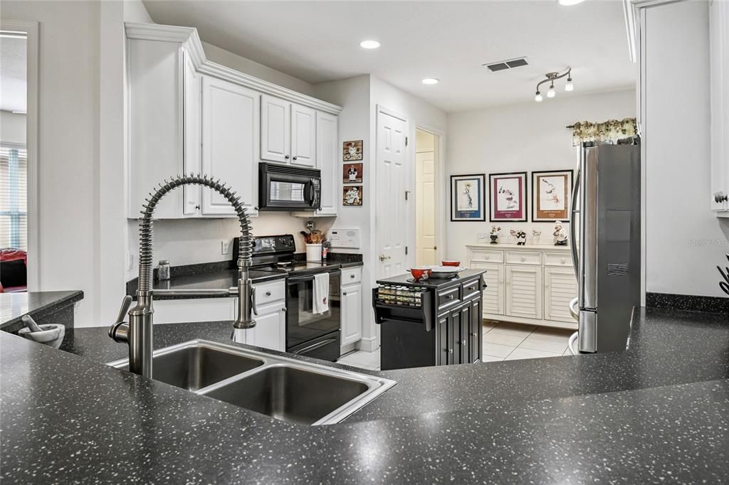 Под контрактом: $369,900 (3 спален, 2 ванн, 2141 Квадратных фут)