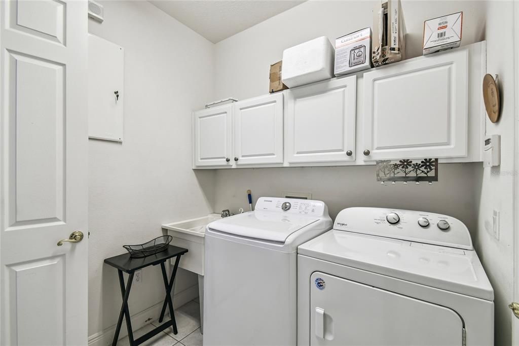 Под контрактом: $369,900 (3 спален, 2 ванн, 2141 Квадратных фут)