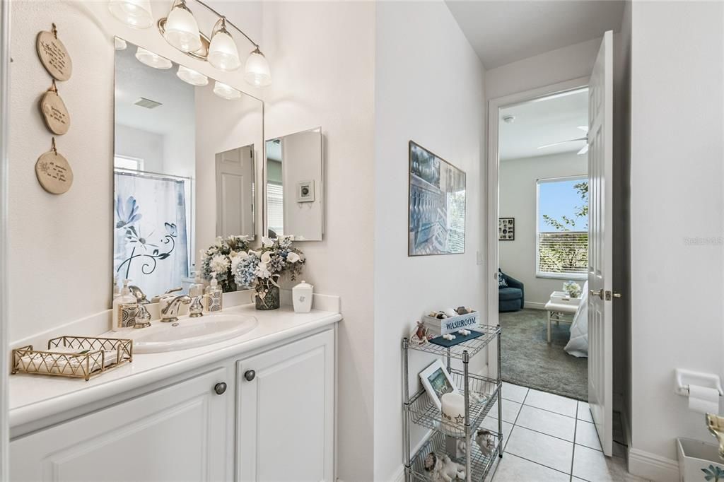 Под контрактом: $369,900 (3 спален, 2 ванн, 2141 Квадратных фут)